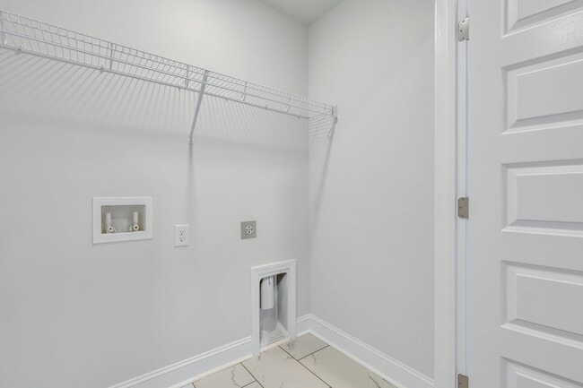 Building Photo - Beautiful Town Home!! Available Now!