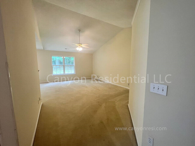 Building Photo - Beautiful 3b Room! Move in ready!