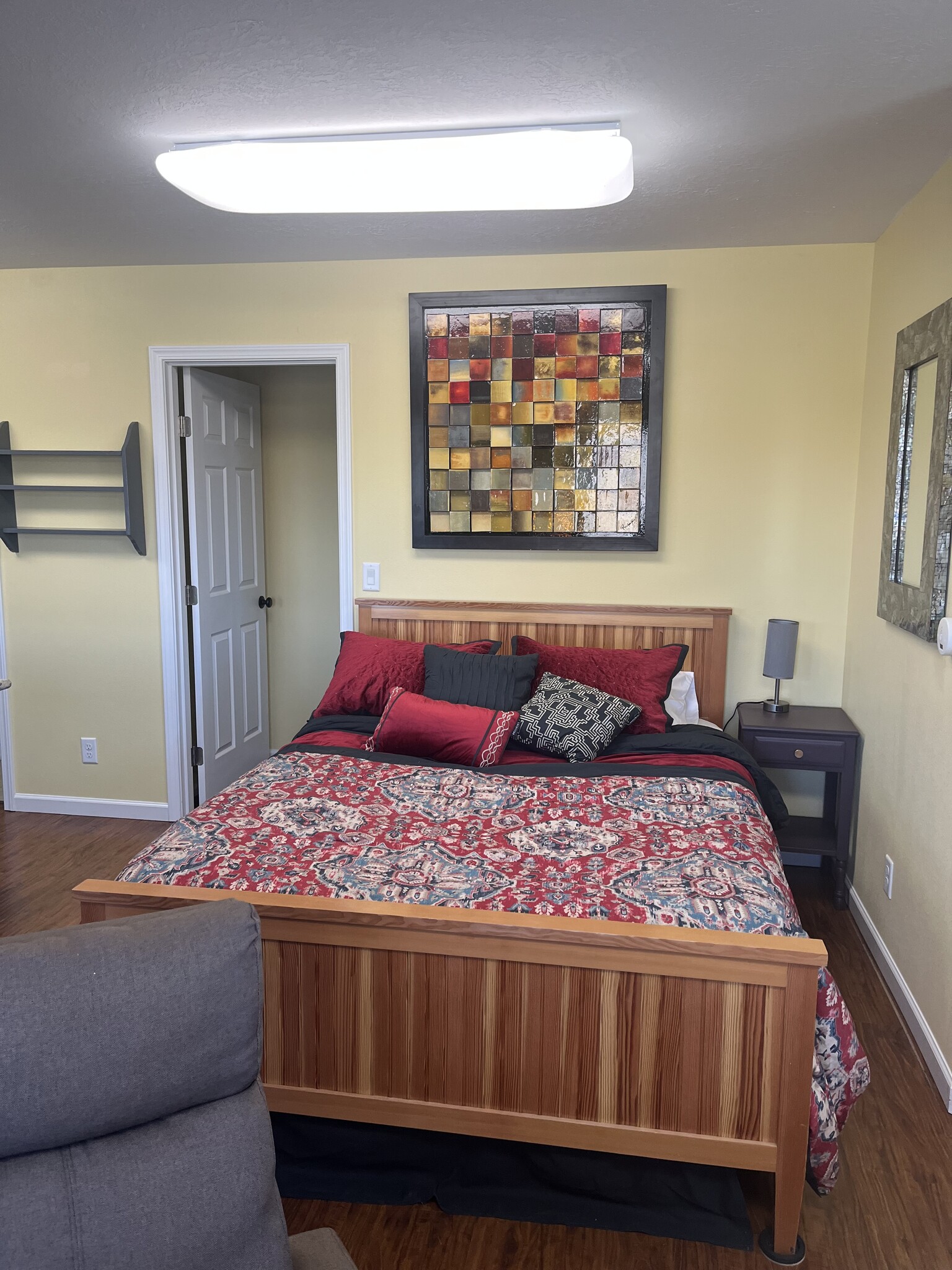 Queen bed and closet entrance - 4824 San Francisco Dr NE