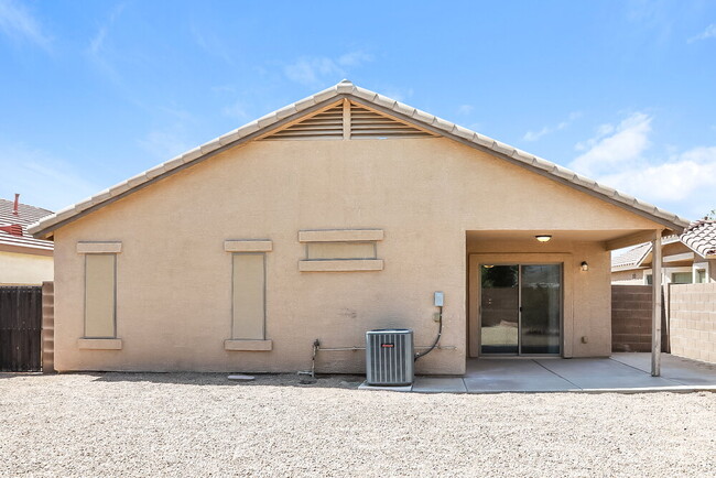 Building Photo - 1668 E Kelsi Ave