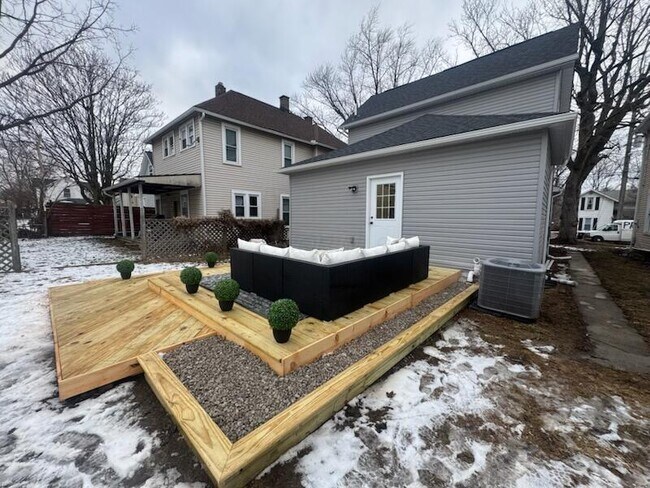 Building Photo - 321 W Columbia St