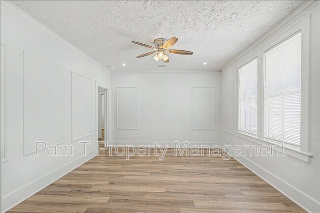 Building Photo - 613 W 39th St