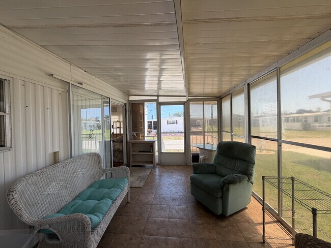 Building Photo - "Cozy 2-Bed Oasis in Nokomis, FL – Nokomis Lake Village Retreat!"