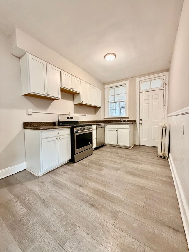 Building Photo - Huge townhome available. Four bedrooms three bath.