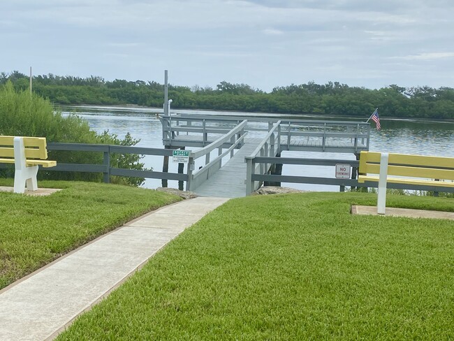 Fishing pier with lights on intercostal waterway - 3 Kingfisher Ln