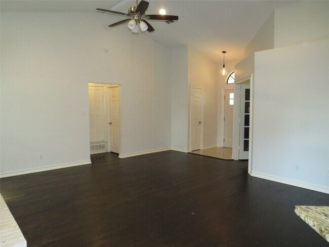 Building Photo - 2308 Crestmeadow St