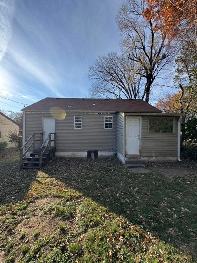 Building Photo - Great 1 bed 1 bath duplex in North Springfield. Remodeled