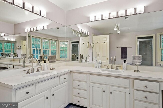 Building Photo - 5 Bed 4.5 Bath - Bethesda len Echo Heights...