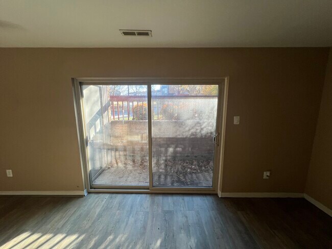 Building Photo - 2 Banyan Wood Ct