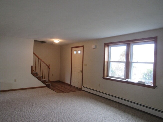 Building Photo - Dracut Beautifully renovated Townhouse for Rent!