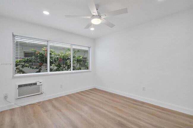 Building Photo - 2250 Bay Dr