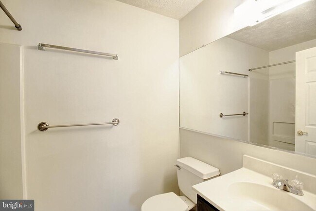 Building Photo - 2145 Wainwright Ct