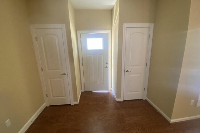 Building Photo - 3 Bedroom Townhouse in Cornerstone