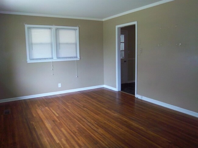 Building Photo - 105 Lealand Dr