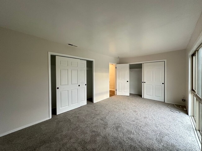 Building Photo - Upgraded Corner Townhouse - 2 bed/1.5 bath