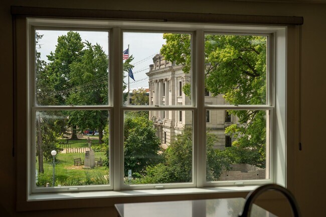 Building Photo - 102 W 6th St