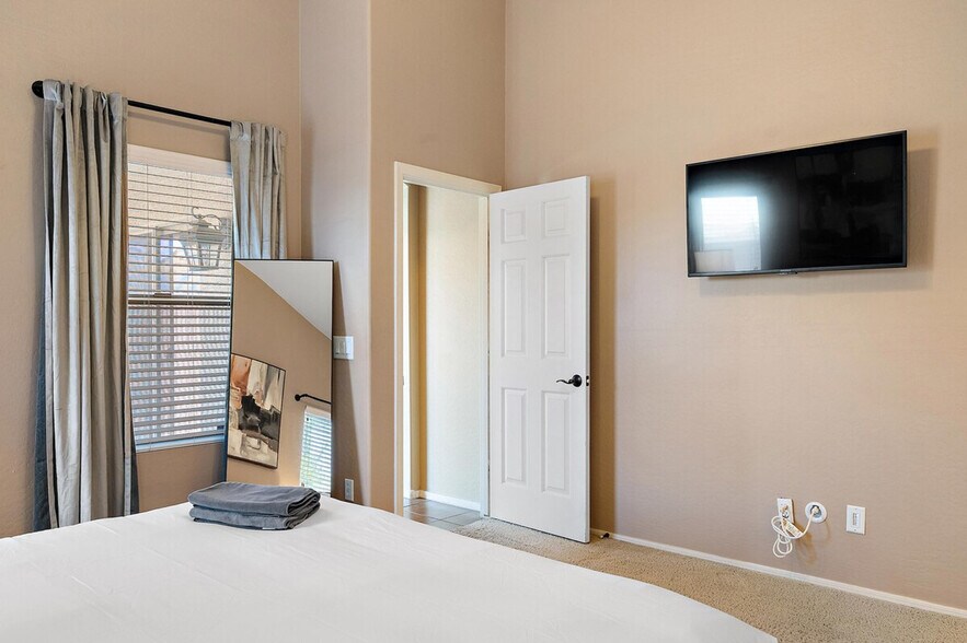 Building Photo - 2900 E Mead Dr