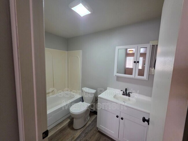 Building Photo - 404 Lunar Ln