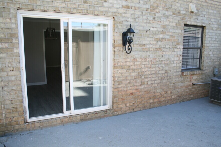 Building Photo - 340 Winding River Dr