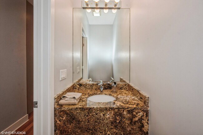 Building Photo - Impeccable 3 bedroom 2.5 bath condo located in the heart of Ukrainian Village / Humboldt Park / W...