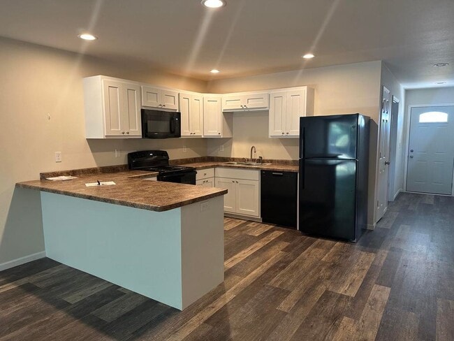 Building Photo - 3 Bedroom Duplex