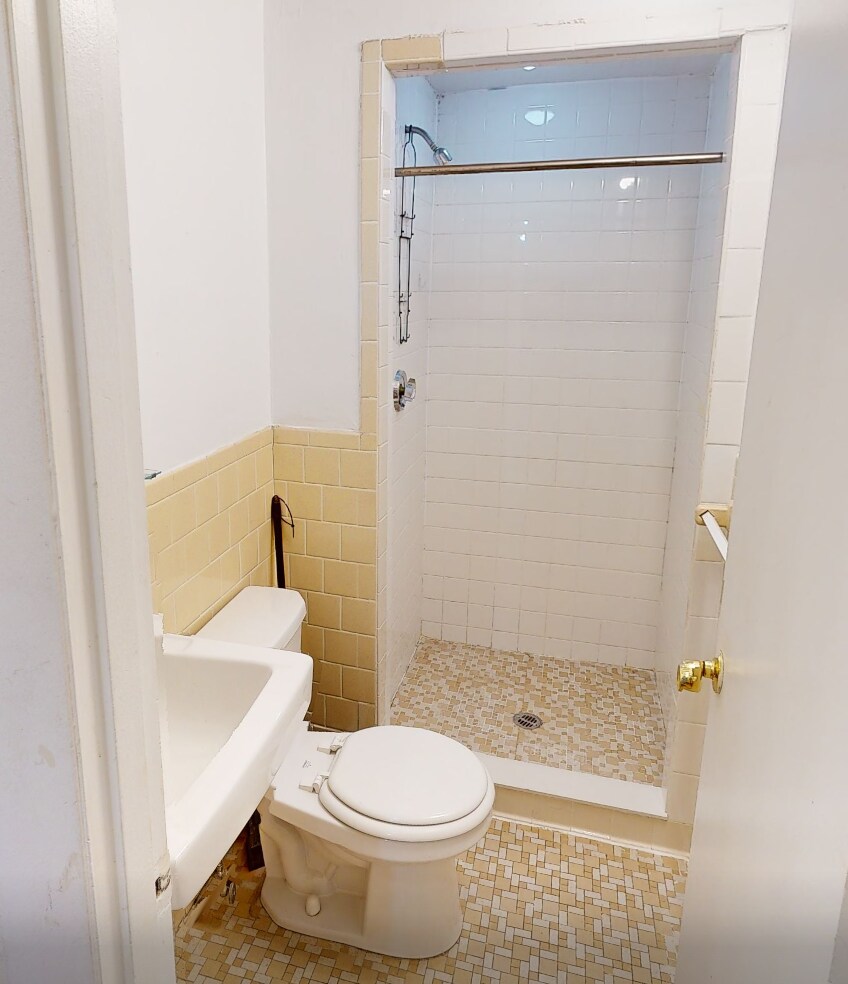 Building Photo - 1563 Beacon St