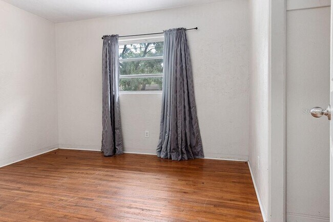 Building Photo - 1526 W Beresford Ave