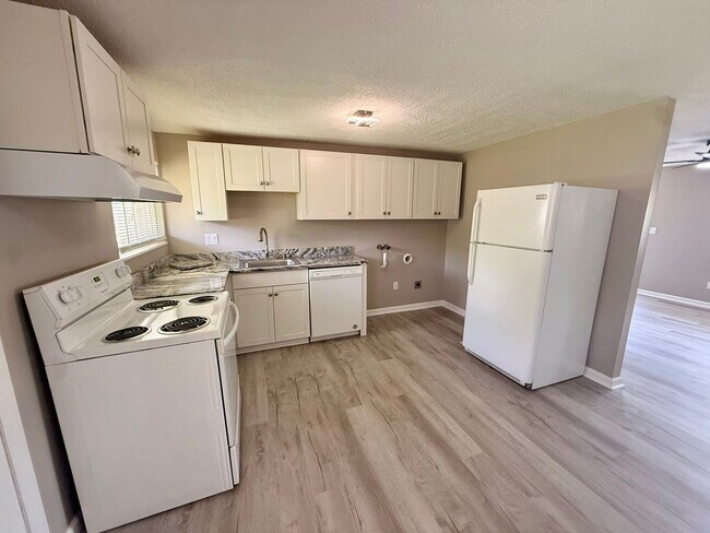 Building Photo - Move-In Ready 2BR with Stunning Granite + Fenced Backyard