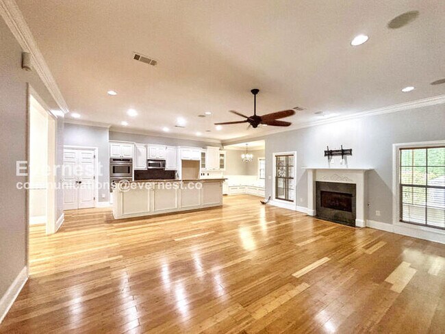 Building Photo - 4-Bedroom Home with Garage / Available Now!