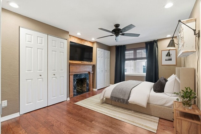 Building Photo - Charming 3 Bedroom/4 Bathroom Detached Home Located In The South Side Flats.  Available Immediately.
