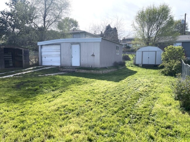 Building Photo - Remodeled Cottage