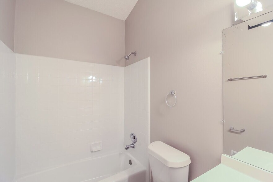 Building Photo - 2112 Golfview Dr SE