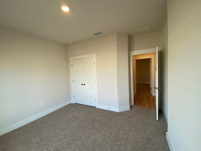 Building Photo - 3398 Southwind Dr