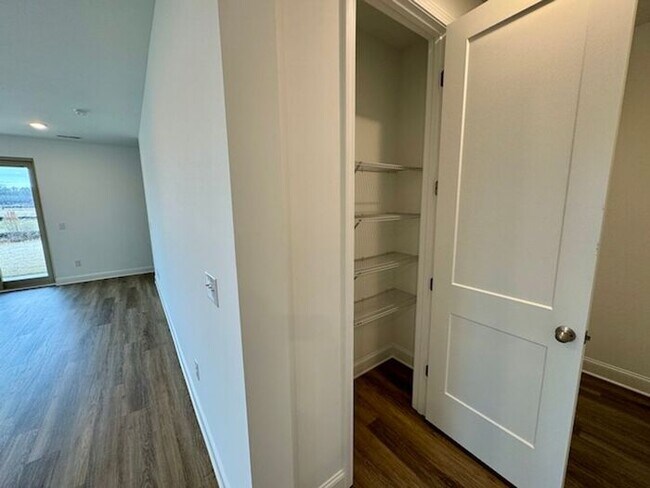 Building Photo - MOVE IN SPECIAL-3 bedroom with study/flex/office/keeping room