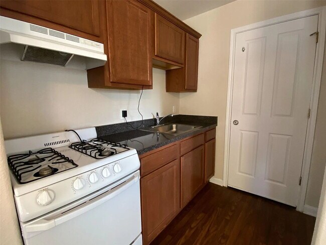 Building Photo - "Charming 1-Bedroom Condo Retreat in San Marcos – Perfect Comfort in 500 Sq Ft!"