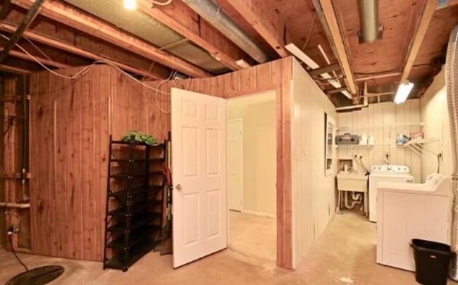 Building Photo - Charming 3-Level Townhome Backing to Woods in Prime Alexandria Location