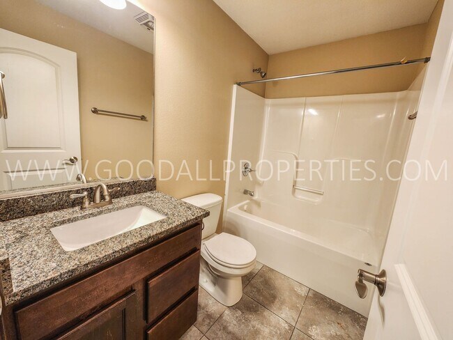 Building Photo - Great Deal in Ankeny! 3 Bedroom 2.5 bath with basement finished in Northwest Ankeny