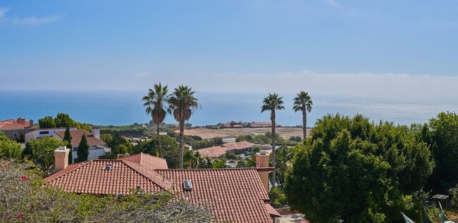 Building Photo - Aqua Vista - Entertainers Playhouse