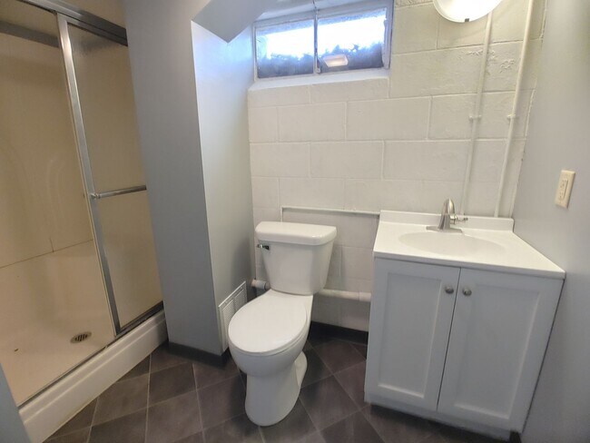 Building Photo - Charming 2 Bedroom 2 Bathroom House!