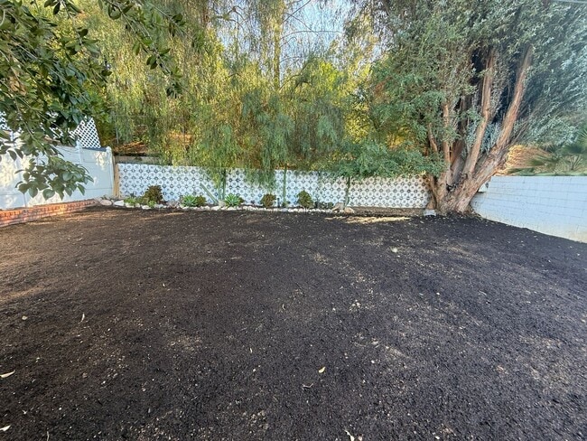 Building Photo - 3-Bedroom Home with Dog Run and Private Ya...