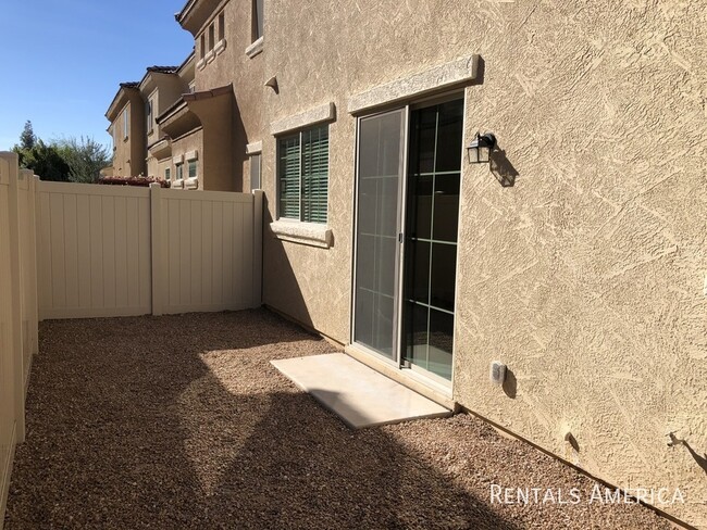 Building Photo - Nice 3 bed/2.5 bath in gated community