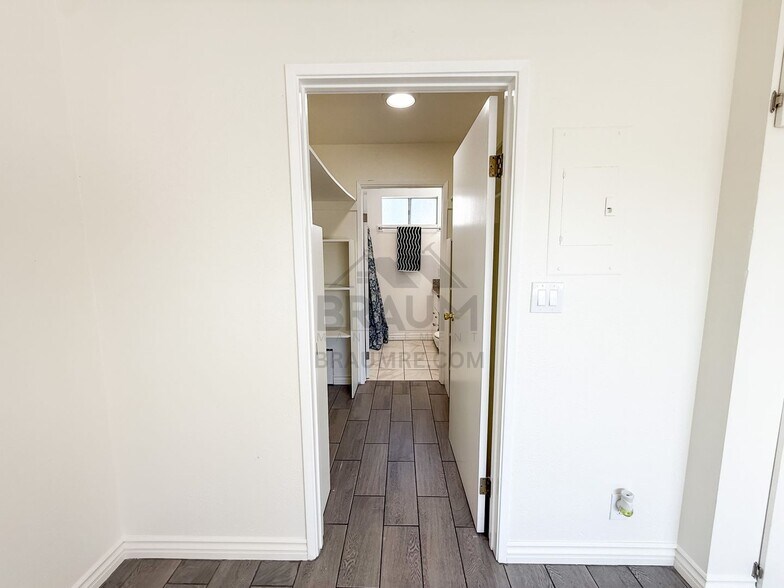 Building Photo - 15634 Leadwell St