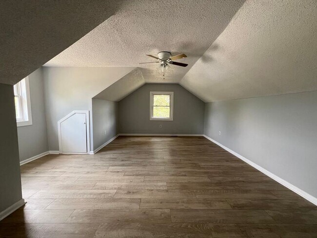 Building Photo - Spacious Log Cabin with Bonus Room. Country Living!