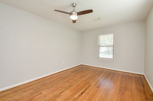 Building Photo - 8153 Lenore St