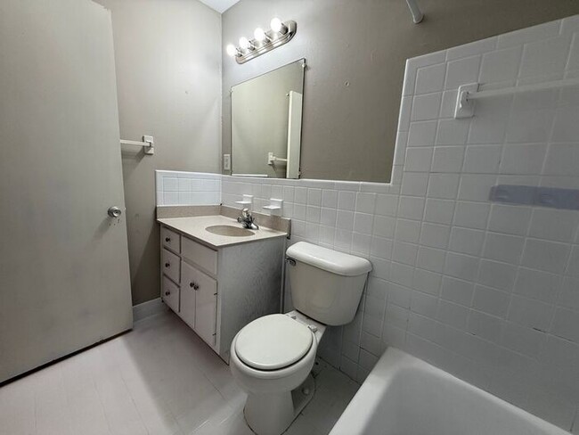 Building Photo - Remodeled 1 Bedroom Apartment!!! Walk to t...