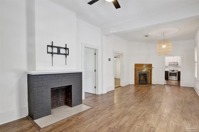 Building Photo - 916 E Gonzalez St