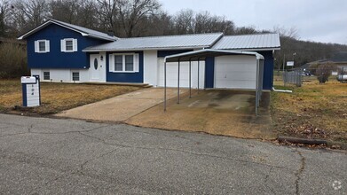 Building Photo - 3 Bedroom 2.5 Bathroom home with a Fenced ...