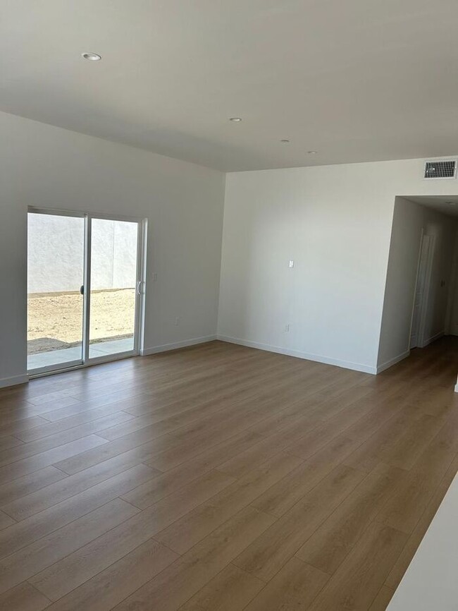 Building Photo - Stunning 3 Bedroom 2 Bathroom House for Re...