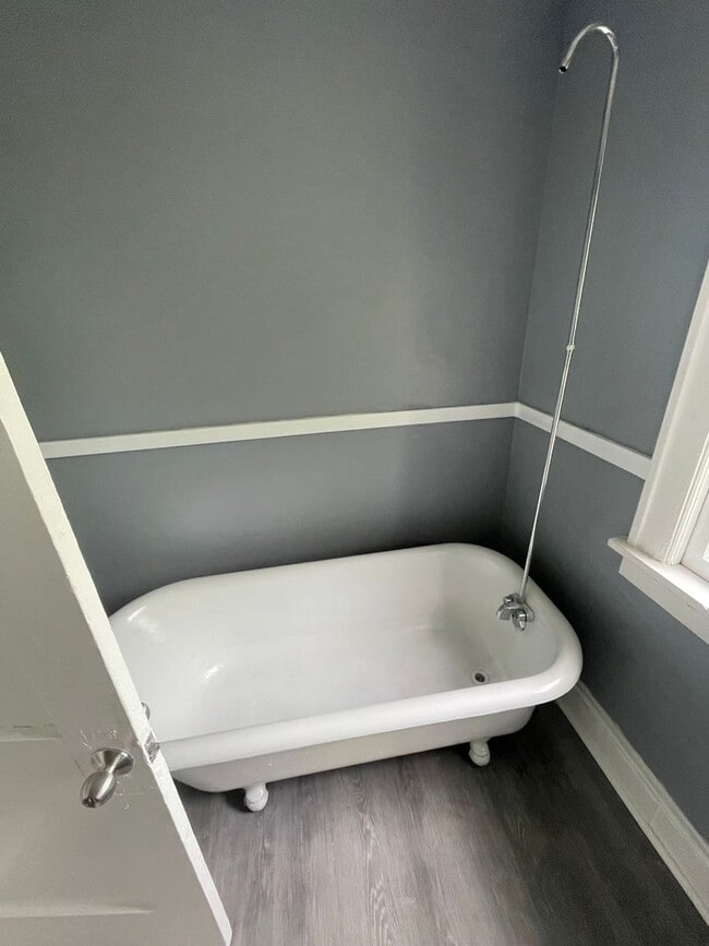 Building Photo - Section 8 Accepted! 3br 2-Story House