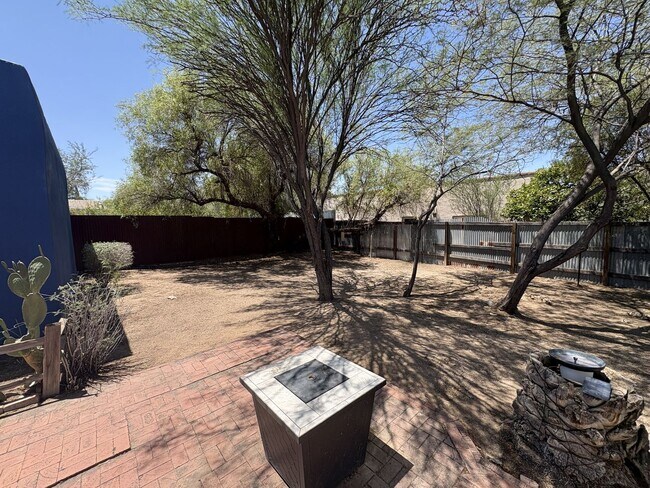 Building Photo - Central Tucson charming historic adobe home